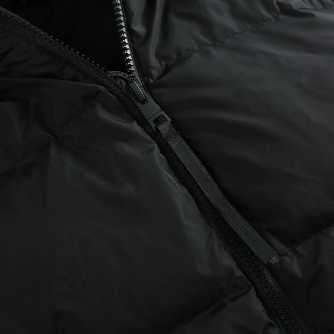 P910 [Exclusive supply] Canada Goose woolen sleeve hooded down jacket (black) The fabric is made of 90 national standard high-quality white duck down, selected high-fill velvet, weighing 170g, light and warm, with excellent temperature locking performance and good resilience. The fabric is made of high-quality protective nylon fabric, which not only enhances the wear resistance of the surface, but also takes into account wind resistance, ensuring excellent performance in various harsh weather conditions. Three-dimensional quilting technology and precise thread reinforcement prevent lint from being drilled and ensure that the fluffy and resilient elasticity lasts like new. The 7-needle medium-thick knitted structure uses thicker yarns to weave woolen fabrics with obvious thickness and weight. The texture is clearly visible and has a rough, retro texture. It has a good skeleton feel and is relatively stiff, and can maintain the silhouette of the clothing for a long time. It also provides more layers of still air to lock in heat. There is the brand's exclusive LOGO on the woolen sleeve arms, which is not obvious in the photo. Size:S-M-L-XL